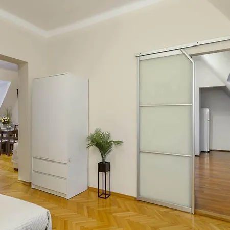 Апартаменти Elegant Loft-style For 10